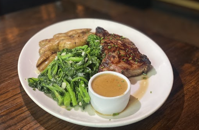 Pete’s Tavern signature dishes Grilled Chicken Sandwich
Bolognese Turnovers
Lamb Ribs